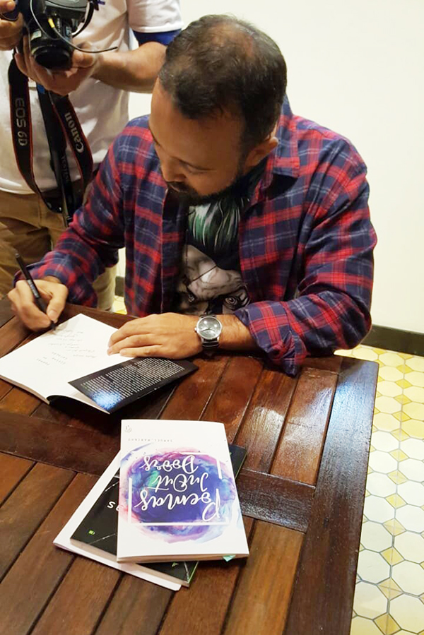 Servidor Samuel Marinho autografando livros