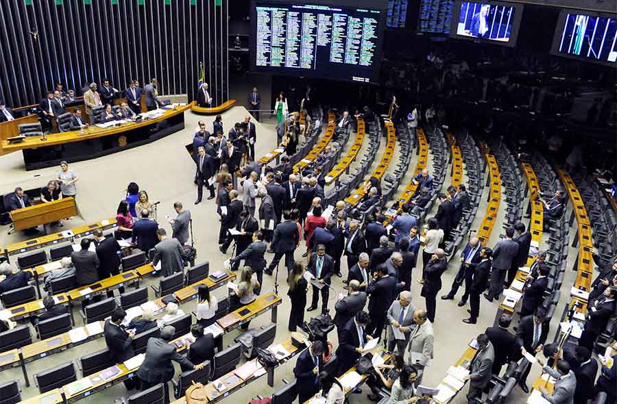 Congresso garante federações partidárias e suspensão de prova de vida