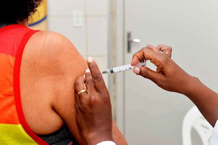 Presidenta do TST diz que empresas podem demitir quem recusar a vacina