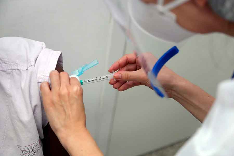 Nove em cada dez internados com covid-19 não foram vacinados, mostra estudo
