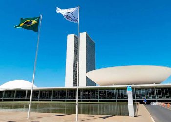 Orçamento: reajuste à PF, emendas de relator, fundão eleitoral, salário mínimo sem ganho e menos investimentos