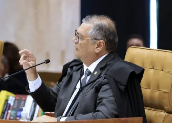 JUSTIÇA: Dino critica ‘inaceitável vale-tudo’ e suspende benefício de R$ 27 mil a ex-juiz de Minas