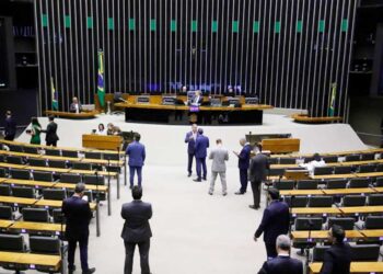 Câmara aprova proposta que permite acumular cargo de professor no serviço público. O texto segue para o Senado