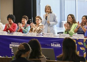 Ministra Cármen Lúcia diz que violência contra mulheres ameaça representação feminina e democracia