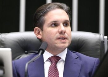 CÂMARA DOS DEPUTADOS: Hugo Motta transfere PEC do fim da escala 6×1 para a CCJ