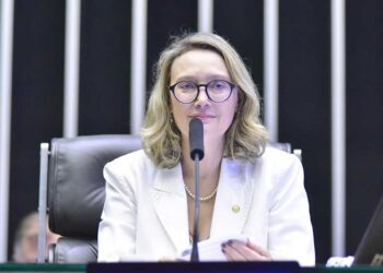 Base governista na Câmara quer fim da escala 6×1 como prioridade, diz Maria do Rosário