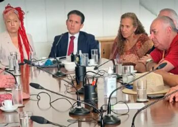 Centrais sindicais entregam pauta ao Congresso após marcha em Brasília/DF