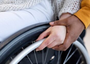 PL 1540/2026: Projeto prevê redução de jornada para mães de pessoas com deficiência