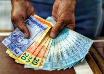 Governo propõe salário mínimo de R$ 1.717 em 2027