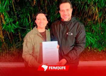 Vereadora Carla Ayres entrega a Guilherme Boulos pedido por apensamento da PEC 6/2024 à PEC 555/2006