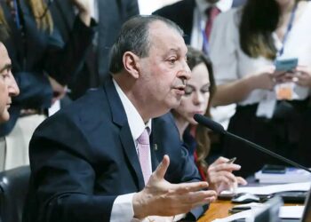 Relator da CCJ do Senado vota a favor da PEC do fim da escala 6×1