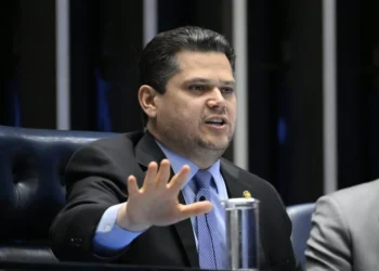 Alcolumbre prevê 1ª votação da PEC do fim da escala 6×1 na semana que vem